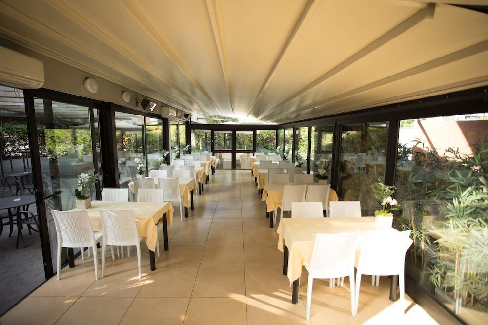 Ih Hotels Milano Eur - Trezzano Sul Naviglio Buitenkant foto